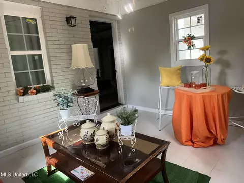 Exterior - 104 Live Oak Ln, Brandon, MS 39047 photo 6 of 16