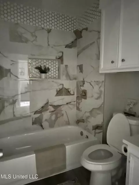 Bath - 104 Live Oak Ln, Brandon, MS 39047 photo 2 of 14