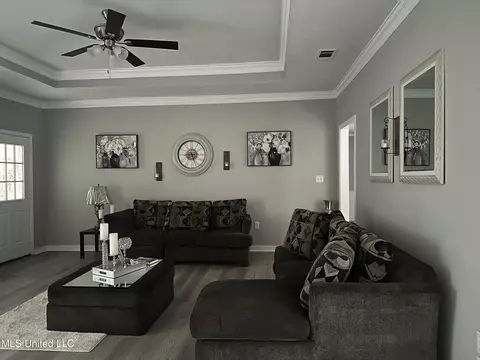 Living - 104 Live Oak Ln, Brandon, MS 39047 photo 2 of 9