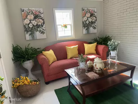 Living - 104 Live Oak Ln, Brandon, MS 39047 photo 7 of 9