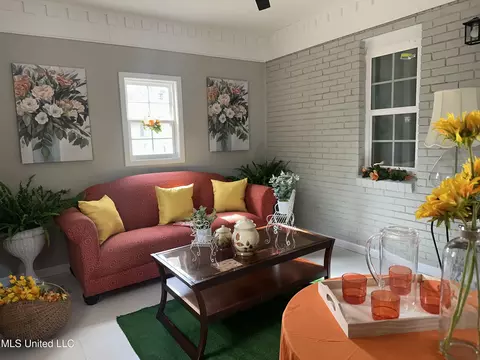 Exterior - 104 Live Oak Ln, Brandon, MS 39047 photo 3 of 16