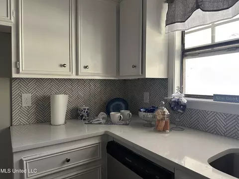 Kitchen - 104 Live Oak Ln, Brandon, MS 39047 photo 3 of 5