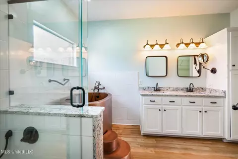 Bath - 1923 W Lamar Pl, Hernando, MS 38632 photo 1 of 6