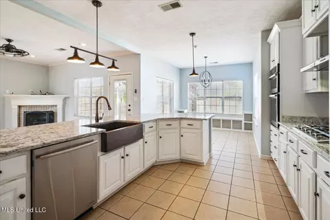 Kitchen - 1923 W Lamar Pl, Hernando, MS 38632 photo 2 of 4