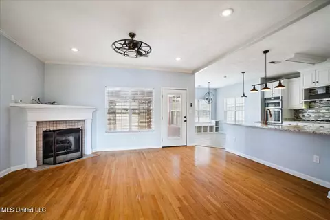 Living - 1923 W Lamar Pl, Hernando, MS 38632 photo 2 of 4