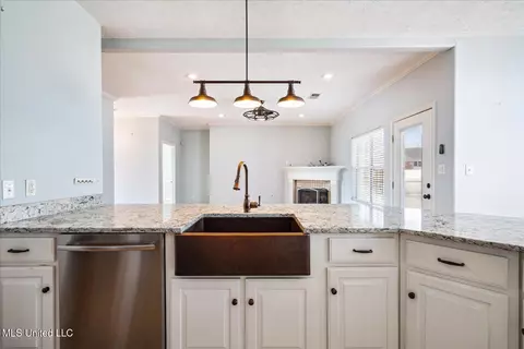 Kitchen - 1923 W Lamar Pl, Hernando, MS 38632 photo 3 of 4