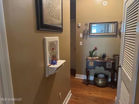 Entry Way - 3923 Azalea Dr, Jackson, MS 39206 photo 2 of 2