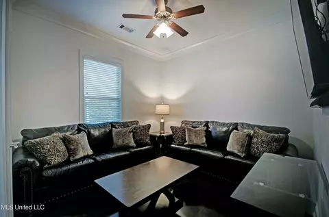 Living - 421 Ashleigh Ct, Brandon, MS 39042 photo 2 of 2