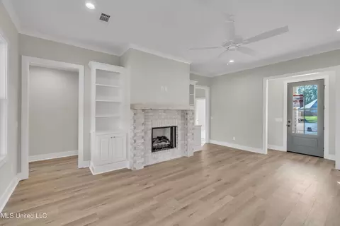 Living - 804 Trawler Cir, Brandon, MS 39047 photo 1 of 3
