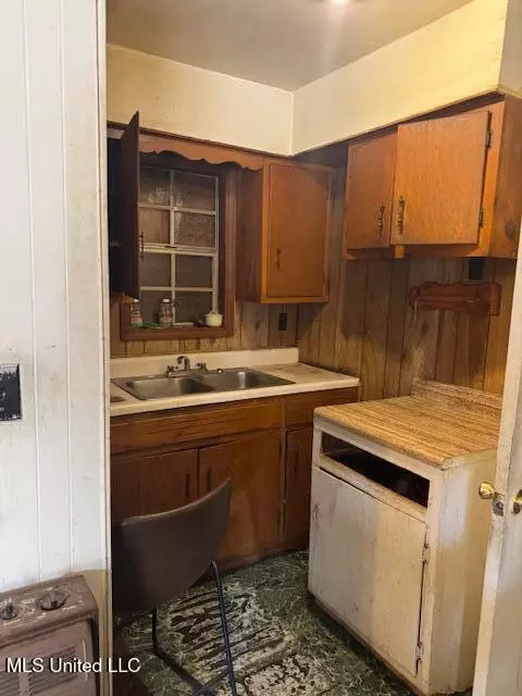 Kitchen - 11021 Elm Dr, Hernando, MS 38632 photo 2 of 2