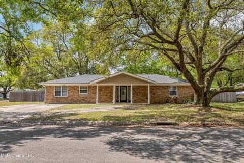 2303 Dogwood St, Pascagoula, MS 39567