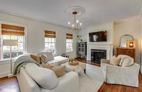 Living - 617 Seneca Ave, Jackson, MS 39216 photo 4 of 5