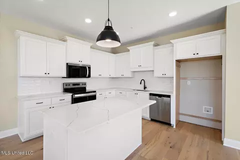 Kitchen - 723 Bolivar Dr, Hernando, MS 38632 photo 1 of 1