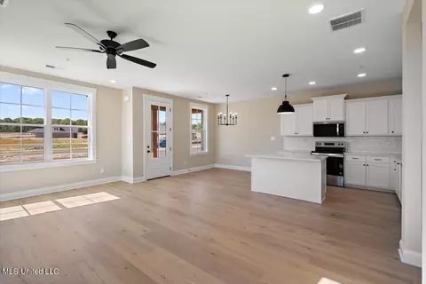 Living - 723 Bolivar Dr, Hernando, MS 38632 photo 2 of 2