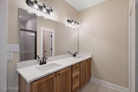 Bath - 723 Bolivar Dr, Hernando, MS 38632 photo 1 of 4