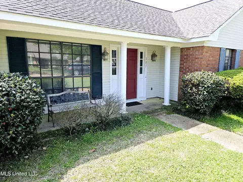 Exterior - 207 Heritage Dr, Madison, MS 39110 photo 2 of 6