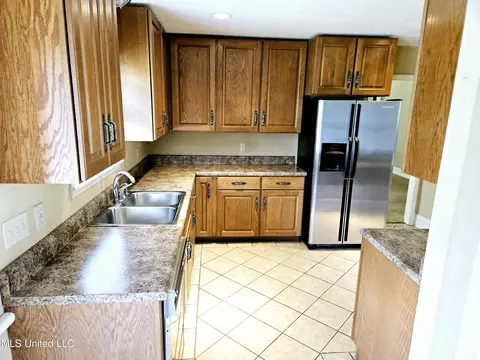 Kitchen - 207 Heritage Dr, Madison, MS 39110 photo 1 of 3