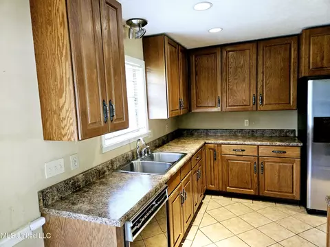 Kitchen - 207 Heritage Dr, Madison, MS 39110 photo 2 of 3