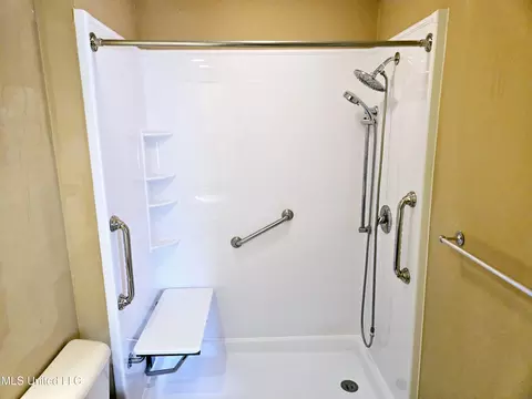 Bath - 207 Heritage Dr, Madison, MS 39110 photo 2 of 3