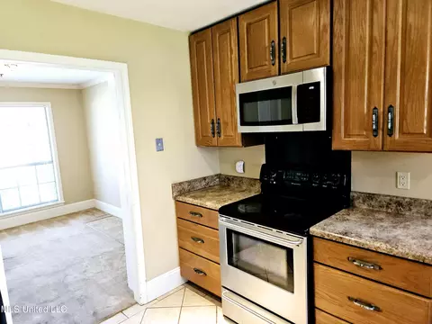 Kitchen - 207 Heritage Dr, Madison, MS 39110 photo 3 of 3