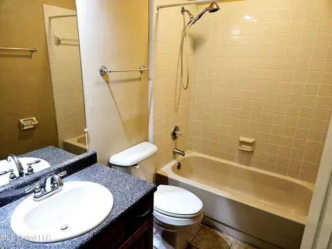 Bath - 207 Heritage Dr, Madison, MS 39110 photo 1 of 3