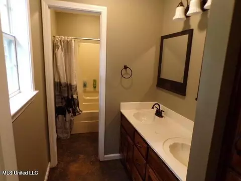 Bath - 5521 Dubbs Rd, Dundee, MS 38626 photo 1 of 2