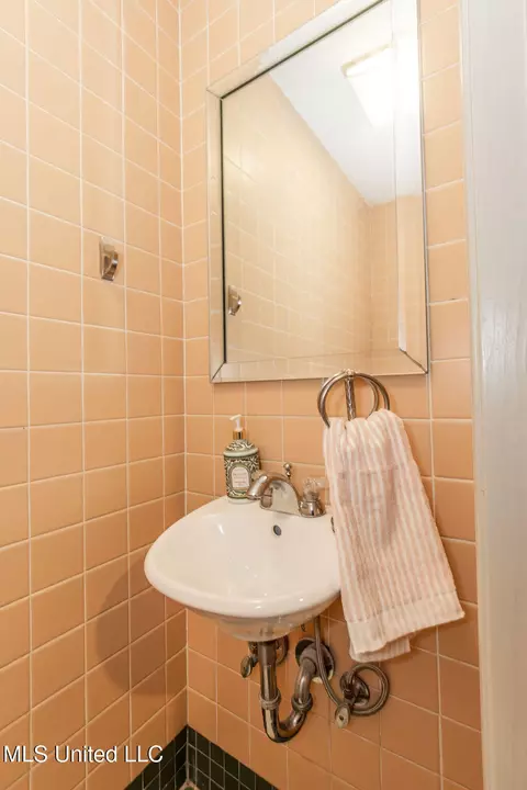 Bath - 1506 Greymont Ave, Jackson, MS 39202 photo 6 of 6