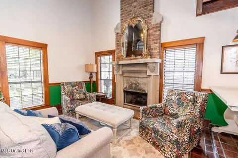 Living - 1506 Greymont Ave, Jackson, MS 39202 photo 2 of 6