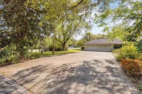 5561 E Diamondhead Dr, Diamondhead, MS 39525 photo 5