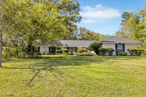 5561 E Diamondhead Dr, Diamondhead, MS 39525