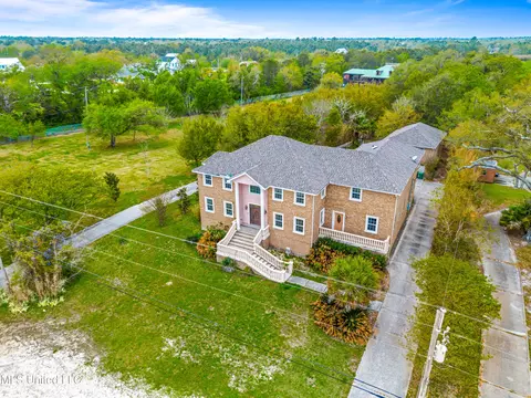 518 S Beach Blvd, Waveland, MS 39576