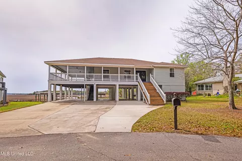 2209 Santa Cruz St, Gautier, MS 39553
