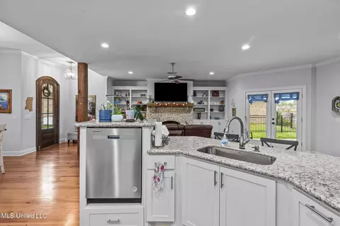 Kitchen - 153 Shore View Dr, Madison, MS 39110 photo 6 of 6