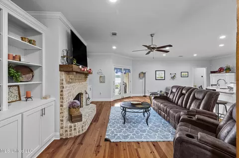 Living - 153 Shore View Dr, Madison, MS 39110 photo 1 of 3