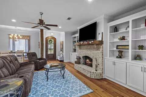 Living - 153 Shore View Dr, Madison, MS 39110 photo 2 of 3