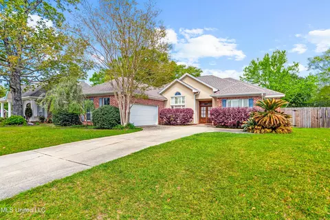2032 Englewood Dr, Biloxi, MS 39532