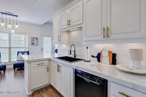 Kitchen - 1832 August Bnd, Madison, MS 39110 photo 2 of 4