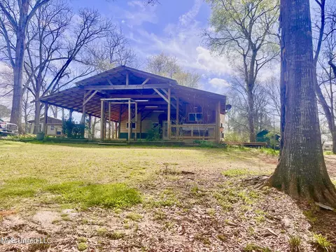 17 B St, Bay Springs, MS 39422