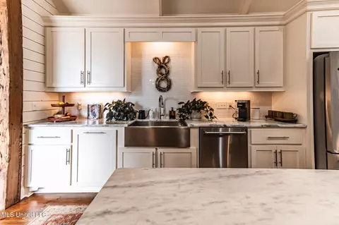Kitchen - 803 Onyx Pl, Flowood, MS 39232 photo 7 of 9