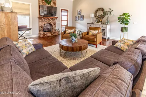 Living - 803 Onyx Pl, Flowood, MS 39232 photo 3 of 8