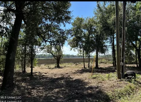 3024 Magnolia Ln, Ocean Springs, MS 39564