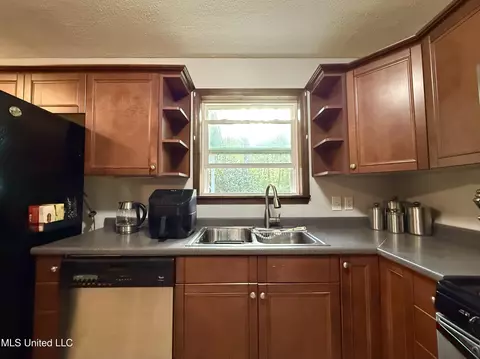Kitchen - 527 Luling St, Pearl, MS 39208 photo 3 of 4