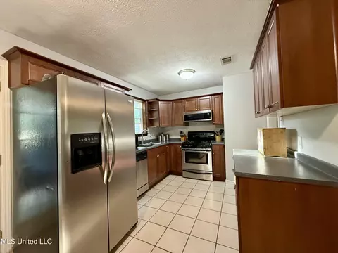 Kitchen - 527 Luling St, Pearl, MS 39208 photo 2 of 4