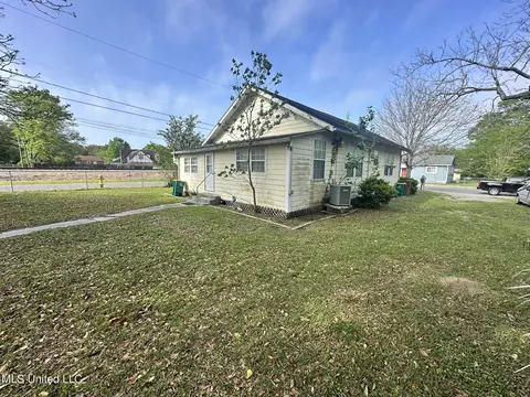 Exterior - 202 Lee St, Biloxi, MS 39530 photo 5 of 6