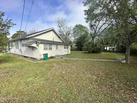 Exterior - 202 Lee St, Biloxi, MS 39530 photo 4 of 6