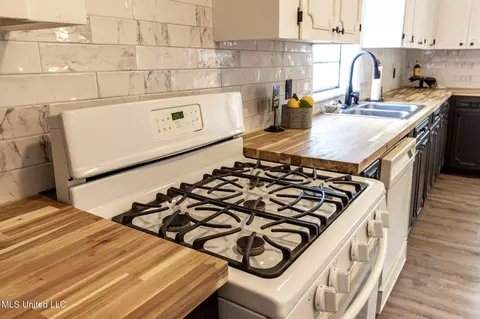 Kitchen - 1603 NE 1st Ave, Magee, MS 39111 photo 6 of 6