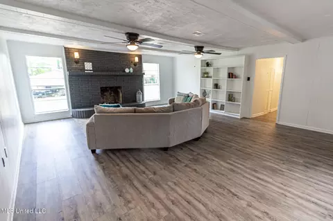 Living - 1603 NE 1st Ave, Magee, MS 39111 photo 2 of 7