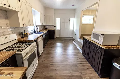 Kitchen - 1603 NE 1st Ave, Magee, MS 39111 photo 1 of 6