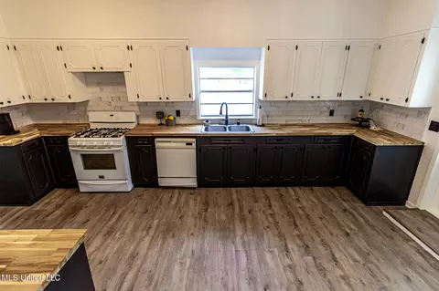 Kitchen - 1603 NE 1st Ave, Magee, MS 39111 photo 3 of 6