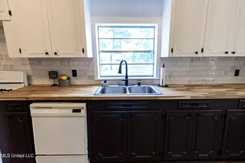 Kitchen - 1603 NE 1st Ave, Magee, MS 39111 photo 5 of 6